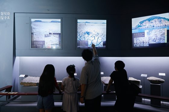 소중 학생기자단에게 지질구조와 암석구조에 대해 설명하고 있는 이항재(왼쪽에서 셋째) 지질박물관장.