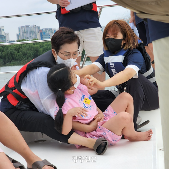 지난 19일 ‘장애인과 함께하는 한강 소풍’에 참여한 7살 지윤이(가명)가 요트 난간으로 다가가려 하자 활동 보조인들이 막아서고 있다. 강은 기자