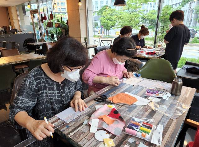 지난 10일 경기 화성 좋은사람들교회가 운영하는 '토브예술문화원'에서 수강생들이 퀼팅 수업에 참여하고 있는 모습. 주예수소망교회 제공