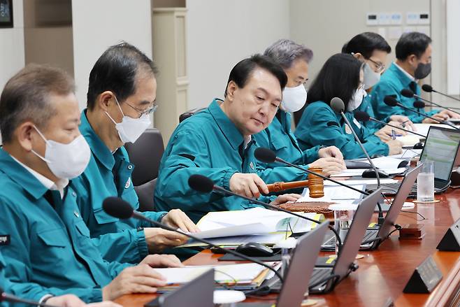 윤석열 대통령이 22일 오전 서울 용산 대통령실 청사에서 열린 을지 국무회의에서 의사봉을 두드리고 있다. [연합]