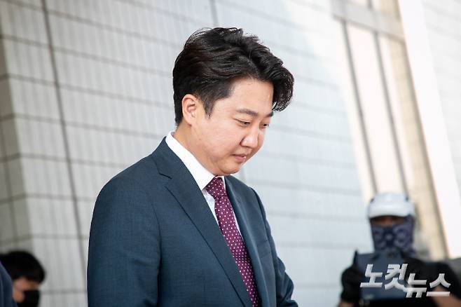 국민의힘 이준석 전 대표가 17일 오후 서울남부지법에서 당 비상대책위원회 효력을 정지해달라며 낸 가처분 신청 사건의 심문을 마친 뒤 취재진의 질문을 받고 있다. 국회사진취재단