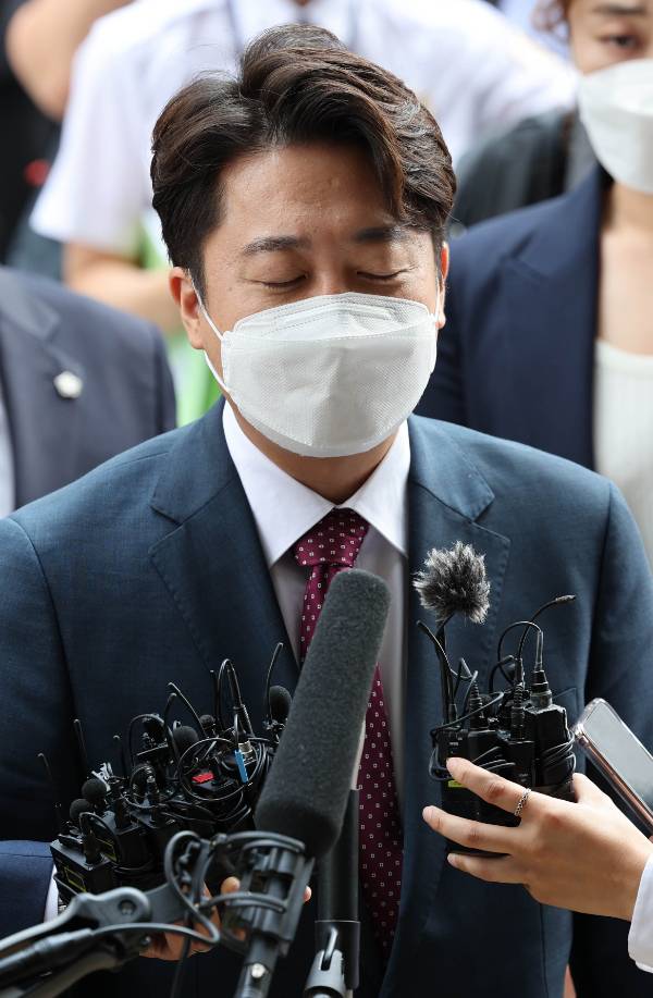 국민의힘 이준석 전 대표가 17일 당 비상대책위원회 효력을 정지해달라며 낸 가처분 신청 사건의 심문에 참석하기 위해 서울남부지법에 도착, 민사51부 법정으로 이동하면서 취재진의 질문을 받고 있다. 국회사진취재단