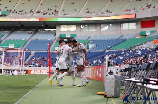 전북 현대 구스타보(오른쪽)가 결승골을 넣고 동료들과 기뻐하고 있다. 한국프로축구연맹