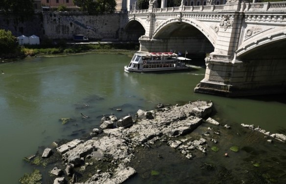 로마 티베르강이 마르며 모습을 드러낸 로마 제국 시대의 다리. 로마=로이터연합