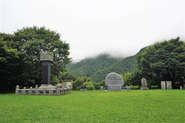 이치 정상의 이치전투 기념물. 왼쪽부터 ‘무민공 황진장군 이치대첩비’, ‘임진왜란 이치대첩 의병장 황박장군 추모비’에 이어 ‘임란순국무명사백의병비’가 보인다.