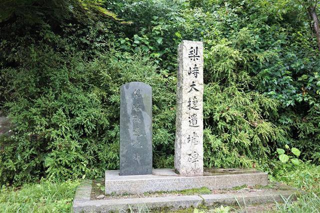 이치 정상의 ‘이치대첩유허비’. 이치전투가 벌이진 현장을 알리는 작은 비석이다.