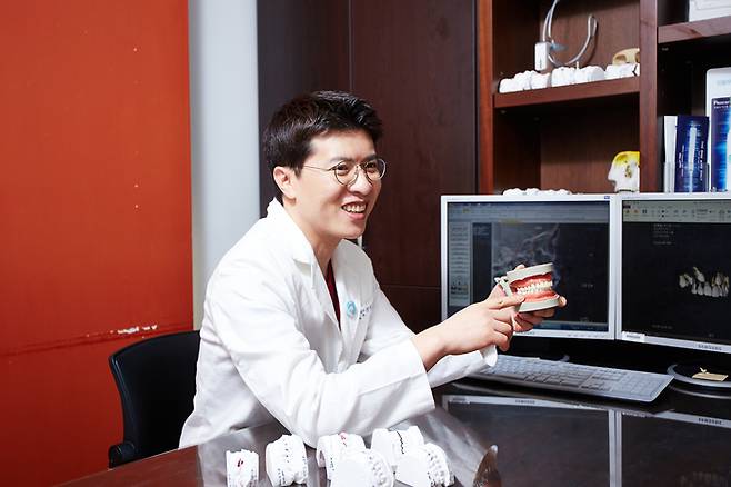 교정과 강윤구 교수