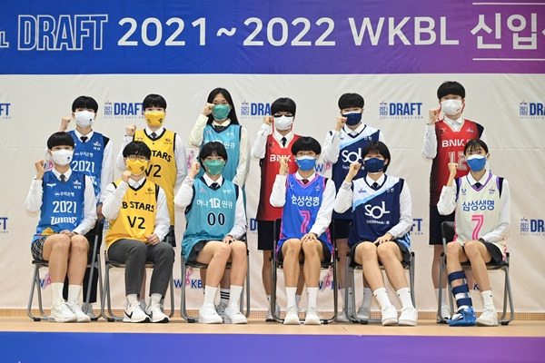 2021-2022 WKBL 신입선수선발회 선발 선수 단체 사진 / 사진=WKBL 제공