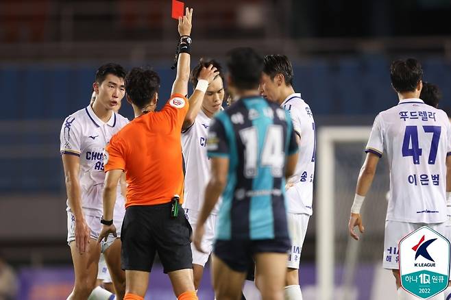 퇴장당하는 충남아산 수비수 이호인. [한국프로축구연맹 제공. 재판매 및 DB 금지]