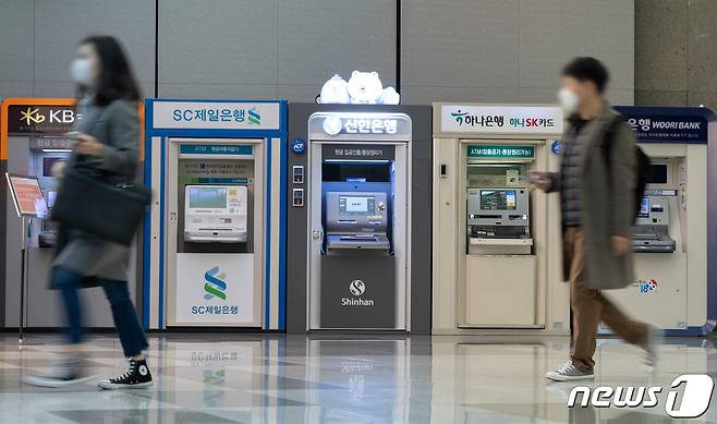 한국은행이 25일 기준금리를 연 0.75%에서 1.00%로 0.25%포인트(p) 인상하자 은행권도 예·적금, 요구불 예금 금리를 속속 올리기 시작했다. 은행권에 따르면 우리은행・하나은행・KB국민은행・신한은행 등 시중은행들이 일부 예・적금 상품 금리를 4% 초반대까지 인상한다. 사진은 29일 오전 서울 시내의 시중은행 ATM기기의 모습. 2021.11.29/뉴스1 ⓒ News1 이재명 기자