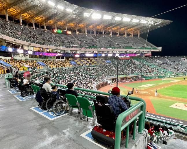 인천 문학SSG랜더스 구장 휠체어석에서 관중들이 경기를 보고 있다. 문학 | 황혜정기자