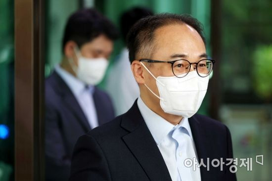 윤석열 정부 첫 검찰총장 후보자로 지명된 이원석 대검찰청 차장검사가 19일 서울 서초구 대검찰청으로 출근하고 있다. /문호남 기자 munonam@