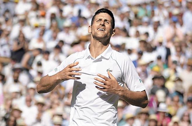 노바크 조코비치가 지난달 10일 2022 윔블던 남자 단식 결승에서 호주의 닉 키리오스를 3대1로 꺾고 우승한 뒤 감격스러워하고 있다. 조코비치의 일곱 번째 윔블던 우승이자 통산 21번째 메이저 대회 우승이었다. /AP 연합뉴스