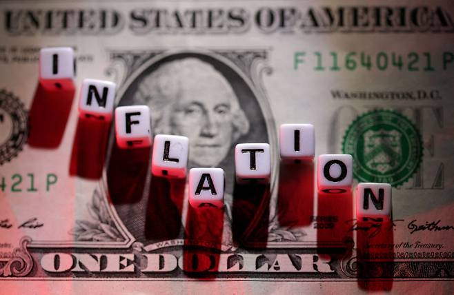 <YONHAP PHOTO-5688> FILE PHOTO: Plastic letters arranged to read "Inflation" are placed on U.S. dollar banknote in this illustration taken, June 12, 2022. REUTERS/Dado Ruvic/Illustration/File Photo/2022-08-18 22:59:15/ <저작권자 ⓒ 1980-2022 ㈜연합뉴스. 무단 전재 재배포 금지.>