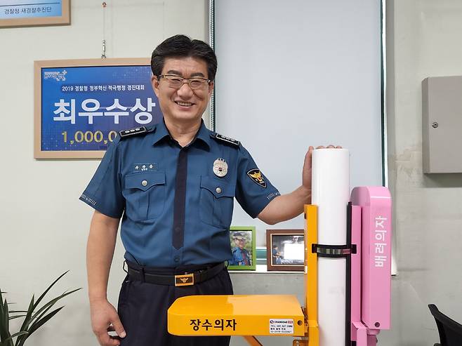 유창훈 포천경찰서 경무과장이 조선비즈와 인터뷰하고 있다. 그의 사무실에는 그가 개발한 장수의자 견본품이 있다./김태호 기자