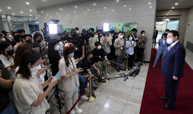 윤석열 대통령이 23일 오전 서울 용산 대통령실 청사로 출근하며 취재진의 질문에 답하고 있다. 연합뉴스