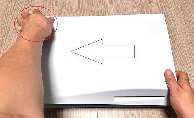 좌측 상단을 살짝 잡아당기며 커버 전체를 왼쪽으로 밀자