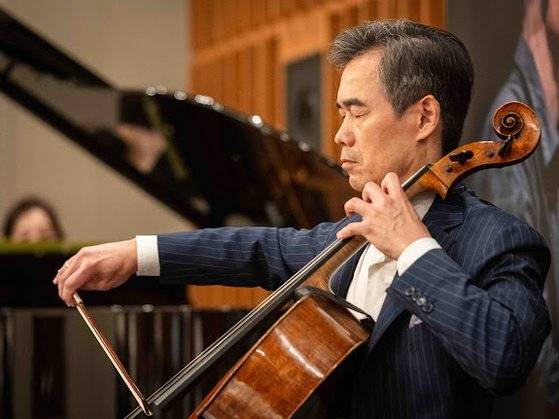 첼리스트 양성원이 베토벤 첼로 소나타 전곡 연주 앨범 발매 기념 기자간담회에서 연주를 하고 있다. 사진 마스트미디어