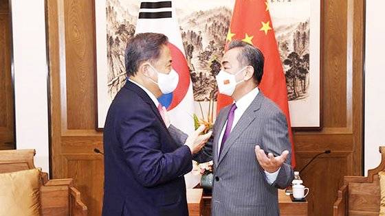 중국 외교부가 9일 홈페이지에 이날 칭다오 한·중 외교장관 회담 결과를 게재하면서 양국 외교장관의 옆모습 사진을 실었다. 중국 외교부 캡처