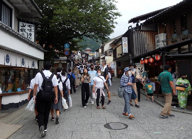 일본 교토의 관광명소 기요미즈데라 인근을 지난 6월18일 방문객들이 지나가고 있다. 로이터연합뉴스