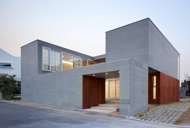 정수진 건축가가 2011년 선보인 판교 ‘하늘집’ 외관. 외부 벽면은 창 없이 단호한 모습이다. 남궁선 제공