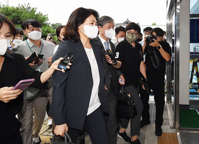 이재명 더불어민주당 의원의 배우자 김혜경씨가 23일 오후 법인카드 유용 의혹 관련 조사를 받기 위해 경기도 수원시 경기남부경찰청 청사에 들어가고 있다. 공동취재사진