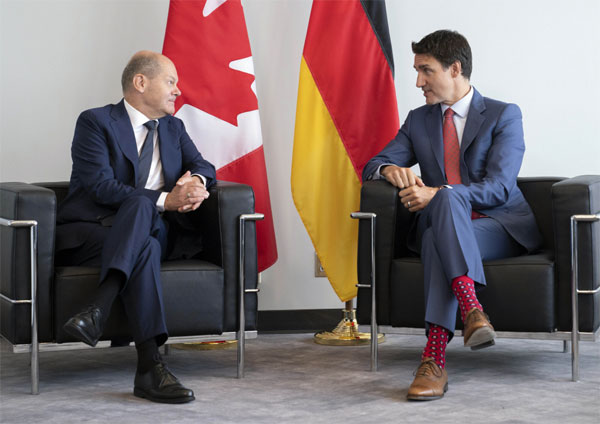 올라프 숄츠 독일 총리(왼쪽)와 쥐스탱 트뤼도 캐나다 총리가 22일(현지시간) 캐나다 몬트리올에서 회담 전에 대화하고 있다. 숄츠 총리는 액화천연가스 도입 및 수소 공급망 구축 등을 논의하기 위해 캐나다를 방문했다. [AP = 연합뉴스]