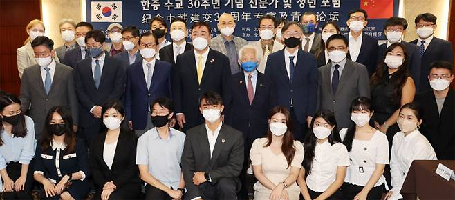 한국과 중국의 전·현직 고위 관료와 전문가, 학생들이 23일 서울 중구 세종로 코리아나호텔에서 열린 `한중 수교 30주년 기념 전문가·청년 포럼`에서 기념촬영을 하고 있다. (둘째줄 왼쪽부터) 고유환 통일연구원장, 홍익표 국회 문화체육관광위원장, 박철언 전 정무장관, 싱하이밍 주한 중국대사, 권병현 전 주중 대사, 황재호 글로벌전략협력연구원장, 팡쿤 주한 중국대사관 공사참사관. [이승환 기자]
