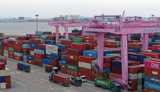 잔뜩 쌓인 컨테이너 : 올해 8월까지 한국의 누적 무역수지 적자가 254억 달러를 넘어서는 등 무역 적자가 빠른 속도로 늘어나는 가운데 22일 오후 인천 연수구 인천신항컨테이너 터미널에 운송을 기다리는 컨테이너가 쌓여 있다.  뉴시스