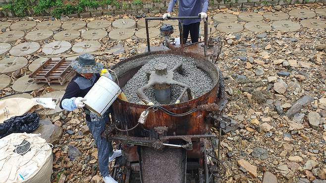 바이오폴리머와 골재혼합과정.[한국건설기술연구원 제공]