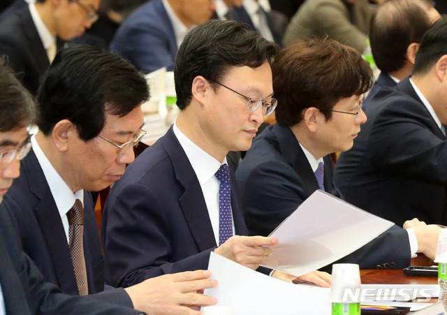 [서울=뉴시스]전신 기자 = 이두봉 대전지검장이 지난 2020년 2월10일 서울 서초구 대검찰청에서 열린 '제21대 국회의원 선거 대비 전국 지검장 회의'에 참석해 자료를 살펴보고 있다. 2020.02.10.  photo1006@newsis.com