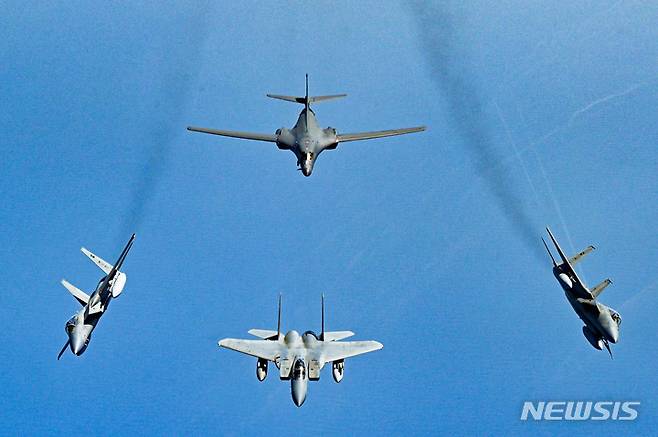 [AP/뉴시스] 미 공군이 배포한 사진으로 지난해 중동 홍해 상공에서 사우디 왕립공군의 F-15S 전폭기들이 미 공군의 B-1B 랜서 폭력기 주변을 비행하는 모습. 2022.08.23