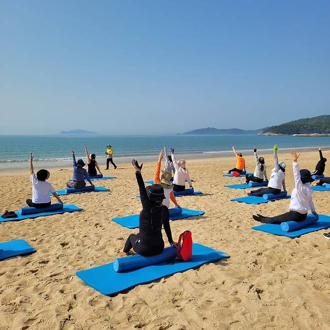 [광주=뉴시스] 구길용 기자 = 전남 완도군은 23일 '가을, 파도와 행복」이라는 테마로 가을 해양치유 체험 프로그램을 운영한다고 밝혔다. (사진=완도군 제공). 2022.08.23. kykoo1@newsis.com *재판매 및 DB 금지