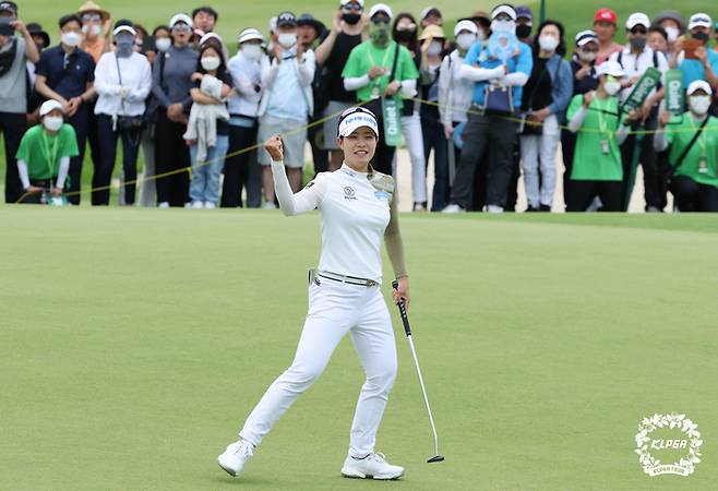 2022 KLPGA 투어 전반기 3승을 거둔 박민지가 후반기 첫 메이저대회 한화클래식에서 상금 선두를 추월당할 위기에 놓였다. 시즌 4승에 성공한다면 후반기에도 여유있게 상금 레이스를 이끌 수 있다.  지난 6월 셀트리온 퀸즈 마스터스에서 우승한 박민지.｜KLPGA 제공