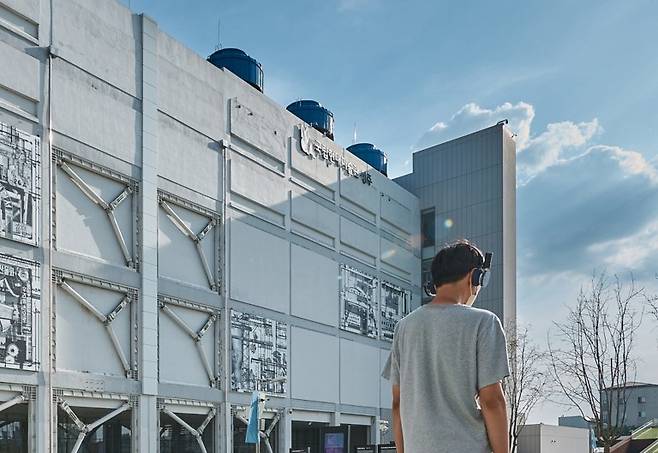 권병준 '청주에서 키이우까지', 2022, 위치인식 헤드폰 10대, GPS 실시간 보정 베이스 스테이션 [국립현대미술관 제공. 재판매 및 DB 금지]