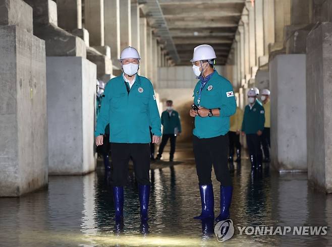 윤석열 대통령, 대도심 빗물터널 현장점검 (서울=연합뉴스) 서명곤 기자 = 윤석열 대통령이 23일 오후 서울 양천구 목동빗물펌프장 내 대도심 빗물터널을 방문, 유수지를 둘러보며 설명을 듣고 있다. 2022.8.23 seephoto@yna.co.kr