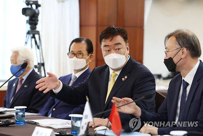 한중 수교 30주년 기념 포럼 참석한 주한 중국대사 (서울=연합뉴스) 이지은 기자 =  싱하이밍 주한 중국대사가 23일 오전 서울 중구 코리아나호텔에서 글로벌전략협력연구원 주최로 열린 한중 수교 30주년 기념 전문가 및 청년 포럼에 참석해 축사를 하기 전 황재호 글로벌전략협력연구원 원장을 바로보고 있다. 2022.8.23 jieunlee@yna.co.kr