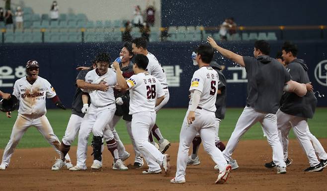 24일 서울 고척스카이돔에서 열린 2022 KBO 리그 KIA 타이거즈 대 키움 히어로즈 경기, 스코어 10대9 9회말 키움 공격 2사 만루 상황 7번타자 전병우가 역전 2타점 좌익수 뒤 2루타를 쳐 역전승하자 선수들이 그라운드로 뛰어나와 전병우와 함께 기뻐하고 있다. (사진=뉴시스)