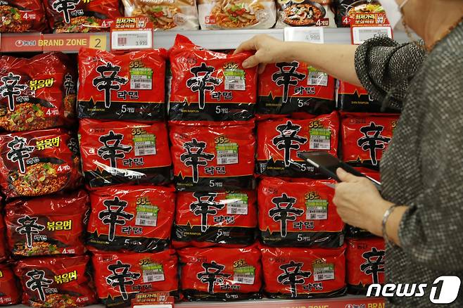 농심이 신라면 등 주요 라면의 출고가격을 평균 6.8% 인상한 16일 서울의 한 대형마트에 라면이 진열돼 있다. 2021.8.16/뉴스1 ⓒ News1 권현진 기자