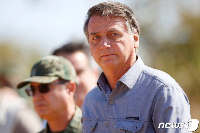 오는 10월 재선에 도전하는 자이르 보우소나루 브라질 대통령은 육군 대위 출신이다. 사진은 지난 2021년 8월16일(현지시간) 군사훈련을 참관하고 있는 모습. 2021.08.17/뉴스1 ⓒ 로이터=뉴스1 ⓒ News1 김민수 기자