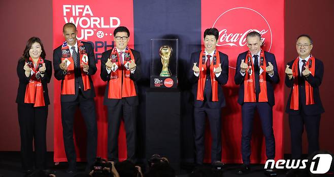 24일 오후 서울 여의도 더현대서울에서 열린 2022 FIFA 월드컵 트로피 투어 미디어 행사에서 최수정 한국 코카-콜라 대표(왼쪽부터), 히바우두 FIFA 글로벌 앰배서더, 한국 축구 레전드 차범근, 박지성, 파울루 벤투 대한민국 축구대표팀 감독, 이용수 부회장이 월드컵 트로피를 공개하고 있다. 2022.8.24/뉴스1 ⓒ News1 이동해 기자