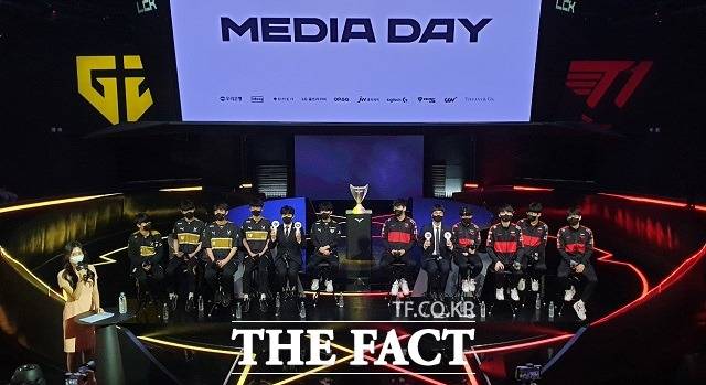 23일 오후 서울 종로구 롤파크 LCK 아레나에서 '2022 LCK 서머' 결승전 미디어데이가 열린 가운데 젠지와 T1 양 팀 감독과 선수들이 질의에 답하고 있다. /종로=최승진 기자