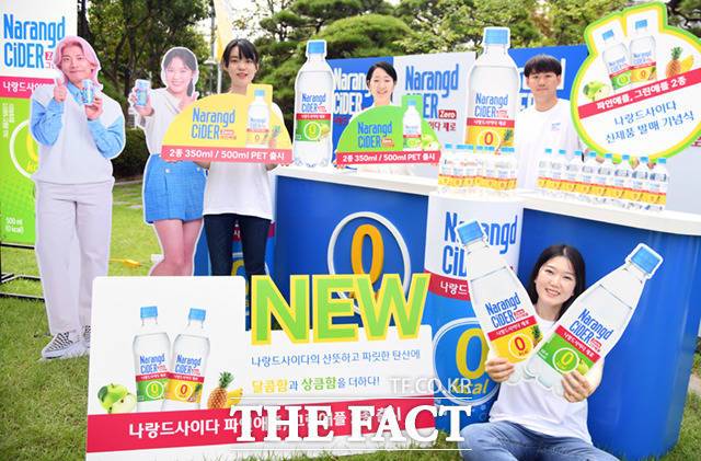 이번 신제품은 나랑드사이다의 산뜻하고 짜릿한 탄산에 파이애플과 그린애플 특유의 새콤달콤함을 더했다.