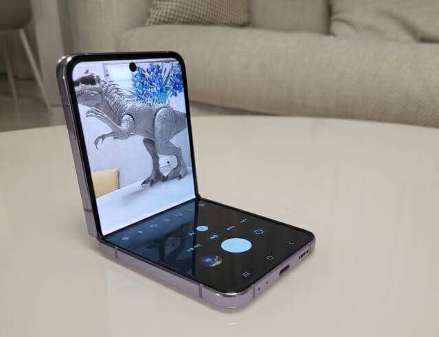 갤럭시Z플립4는 반으로 접은 상태에서 테이블 위에 올려놓고 사진과 동영상을 찍고, 영상통화를 할 수 있는 '플렉스캠' 기능을 지원한다. (사진=지디넷코리아)