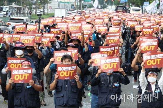 민주노총 공공운수노조 화물연대가 18일 서울 강남구 하이트진로 본사 앞에서 하이트진로 집단해고 및 손배소송 철회 촉구 집회를 열고 있다. /문호남 기자 munonam@