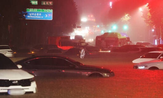 지난 8일 밤 서울 강남구 대치역 인근 도로가 침수차량으로 뒤엉켜 있다. 연합뉴스