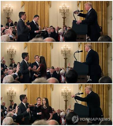 2018년 11월7일(현지시각) 백악관 기자회견에서 도널드 트럼프 당시 미국 대통령이 <CNN>의 짐 아코스타 기자와 날 선 공방을 벌이다, 백악관 직원이 기자의 마이크를 뺏으려 하고 있다. 워싱턴/로이터 연합뉴스