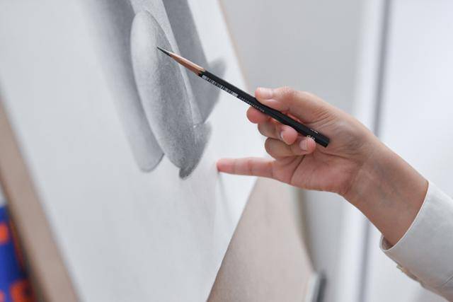 입시 미술학원에서 그는 손꼽히는 모범생이었다. '잘한다'는 찬사가 당연했던 건 딱 그때까지였다. 김하겸 인턴기자