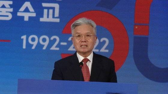 지난 19일 베이징의 중국 외문국에서 열린 한중 수교 30주년 기념행사에서 닝푸쿠이 전 주한 중국대사가 양국 미래 협력 방안을 담은 축사를 하고 있다. 신경진 기자