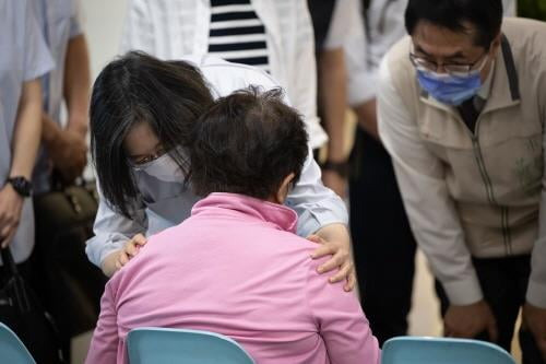 순직 경찰 가족(분홍색)을 위로하는 차이잉원 총통. /사진=연합뉴스 